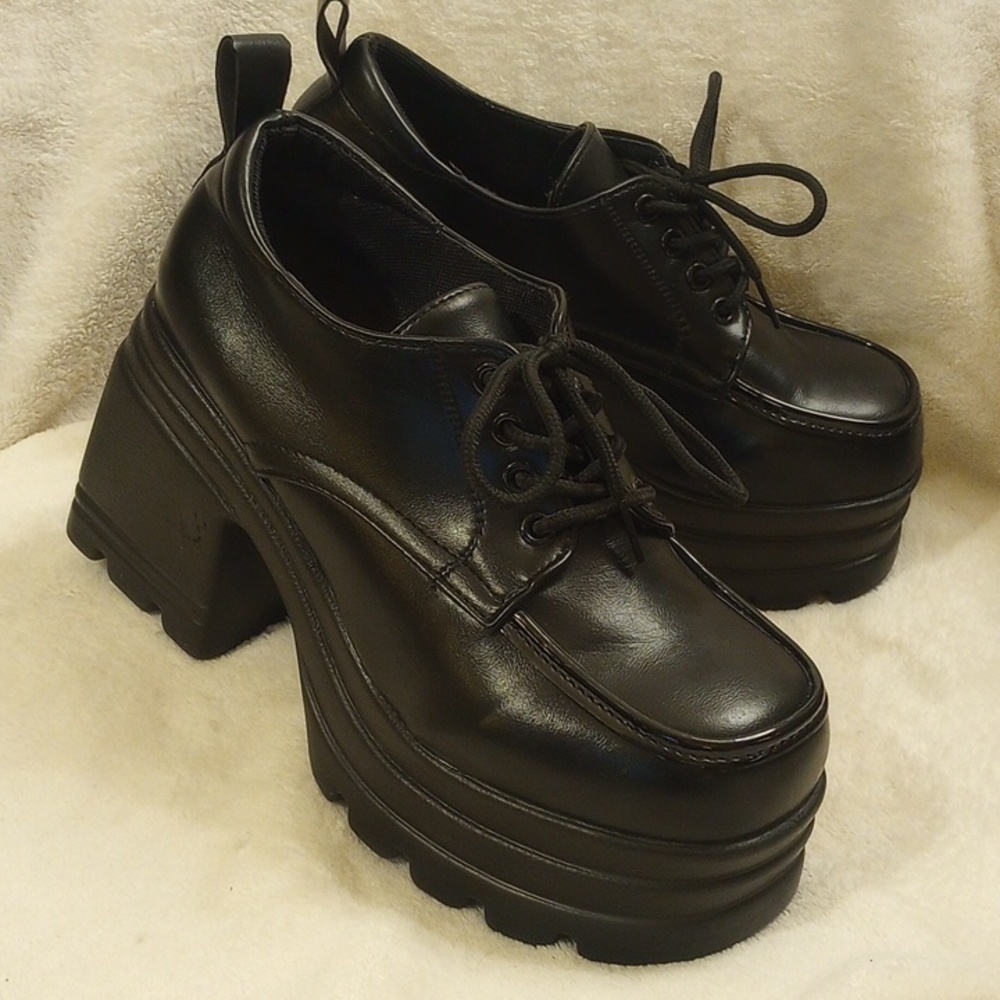 Chunky Platform Lace-Up Shoes - Black